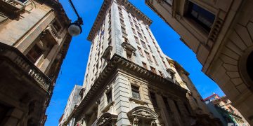 No pocos edificios de La Habana poseen una belleza arquitectónica, muchas veces desapercibida en la vida cotidiana. Foto: Otmaro Rodríguez.