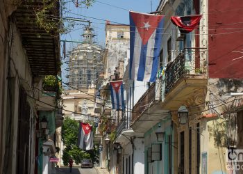 Banderas cubanas ondean en la calle Chacón en La Habana, Cuba. Foto: Otmaro Rodríguez (Archivo).
