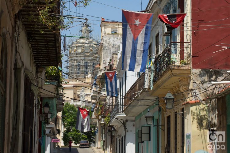 Banderas cubanas ondean en la calle Chacón en La Habana, Cuba. Foto: Otmaro Rodríguez (Archivo).