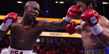 El cubano Yordenis Ugás rompe la defensa del filipino Manny Pacquiao. Foto: John Locke/AP.