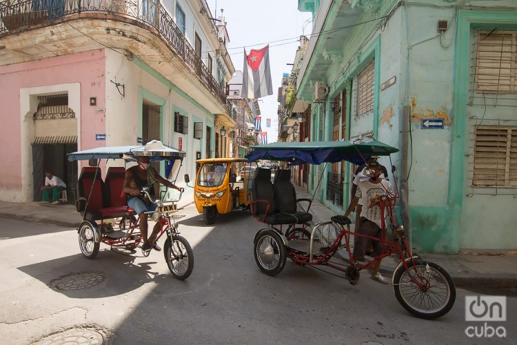 Bicitaxis en una calle de La Habana. Foto: Otmaro Rodríguez.