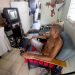 Un hombre mirando Tv en cuarto de una ciudadela en la calle Tejadillo. Foto: Otmaro Rodríguez/Archivo.