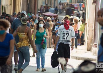 Personas caminan por una calla de La Habana en medio de la pandemia de la COVID-19. Foto: Otmaro Rodríguez.