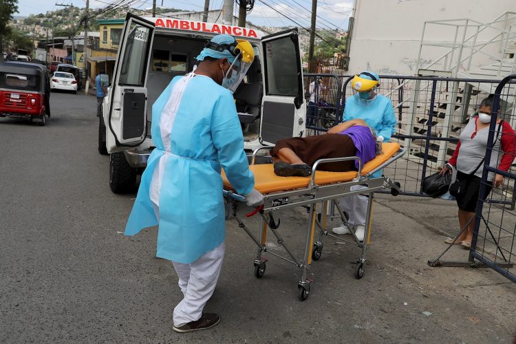 Personal de salud recibe pacientes sospechosos de COVID-19 en Tegucigalpa, Honduras. Foto: Gustavo Amador / EFE / Archivo.