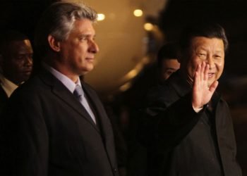 Imagen de archivo de los presidentes de Cuba, Miguel Díaz-Canel (izq), y China, Xi Jinping (der), durante una visita del primero a la nación asiática. Foto: Prensa Latina / Archivo.