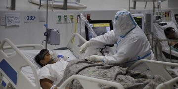 Un enfermero atiende a un paciente en la Unidad de Cuidados Intermedios para pacientes covid-19 del Hospital El Salvador, en San Salvador (El Salvador). Foto: EFE/Rodrigo Sura/Archivo.