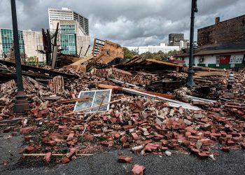 Ladrillos de un edificio derrumbado por el impacto del huracán Ida en New Orleans, Luisiana. Foto: Dan Anderson / EFE.