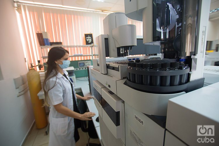 Una trabajadora del Laboratorio Antidoping de La Habana en plena labor. Foto: Otmaro Rodríguez.