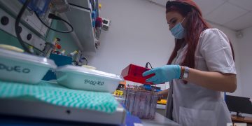 Una trabajadora del Laboratorio Antidoping de La Habana en plena labor. Foto: Otmaro Rodríguez.