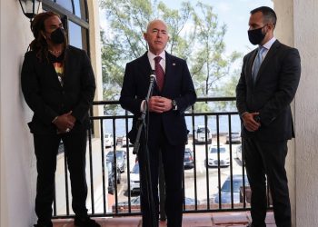 El secretario de Seguridad Nacional, Alejandro Mayorkas,  posa en la Ermita de la Caridad, en Miami, tras la reunión con cublanosamericanos. | Foto Carl Just / Cortesía Miami Herald