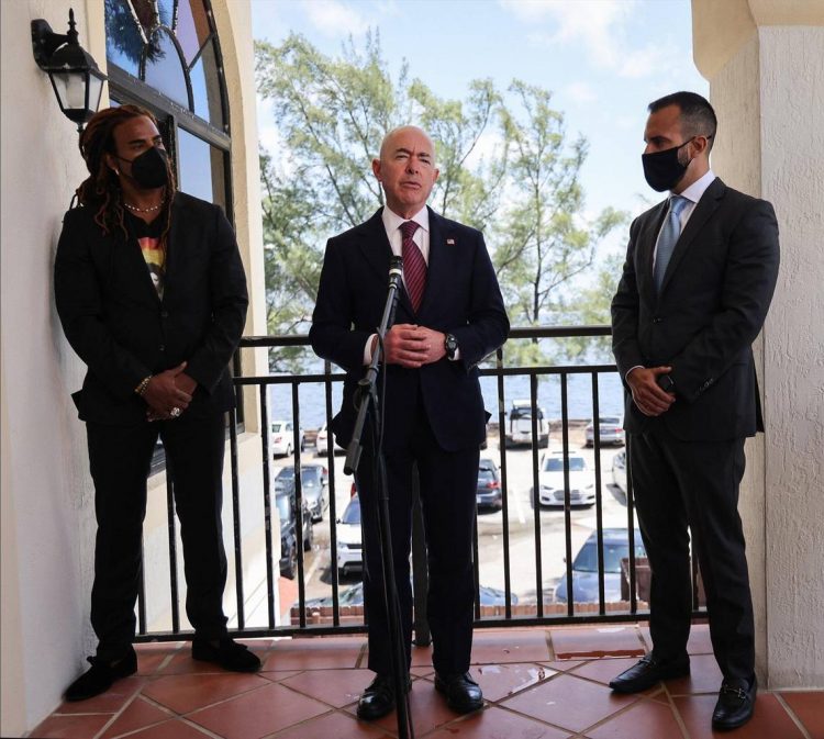 El secretario de Seguridad Nacional, Alejandro Mayorkas,  posa en la Ermita de la Caridad, en Miami, tras la reunión con cublanosamericanos. | Foto Carl Just / Cortesía Miami Herald