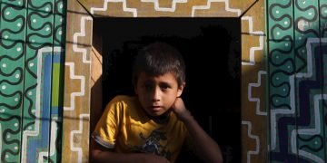 Un niño en la ventana de su casa de la comunidad indígena Shipibo-Konibo, en Perú. Foto: Paolo Aguilar / EFE / Archivo.