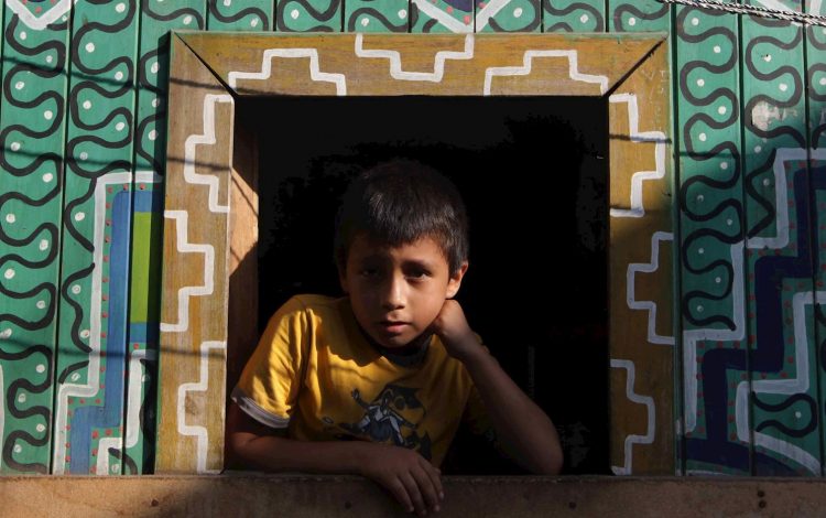 Un niño en la ventana de su casa de la comunidad indígena Shipibo-Konibo, en Perú. Foto: Paolo Aguilar / EFE / Archivo.