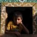 Un niño en la ventana de su casa de la comunidad indígena Shipibo-Konibo, en Perú. Foto: Paolo Aguilar / EFE / Archivo.