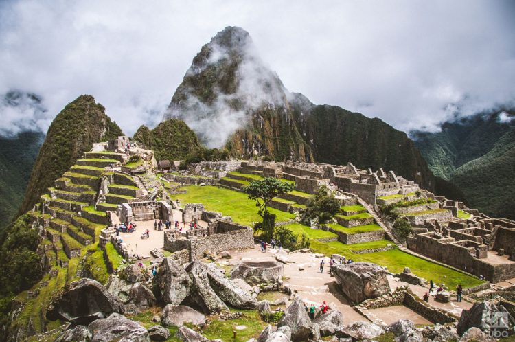 La ciudad inca de Machu Picchu, ubicada en las alturas de las
montañas de los Andes en Perú, conocida como "La Ciudad Perdida de los
Incas". Fue declarada Patrimonio Histórico y Cultural de la Humanidad
por la Unesco en 1981 y es uno de los conjuntos arqueológicos más
famosos y espectaculares del mundo. Foto: Kaloian Santos Cabrera.