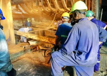 Ingenieros y trabajadores laboran en la reparación de una termoeléctrica en Cuba. Foto: Unión Eléctrica UNE/Facebook.