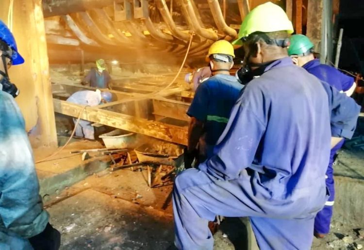 Ingenieros y trabajadores laboran en la reparación de una termoeléctrica en Cuba. Foto: Unión Eléctrica UNE/Facebook.