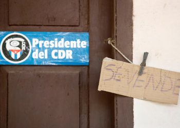 Fotografía a la fachada de una vivienda con cartel de "se vende", el 11 de julio de 2021, en La Habana (Cuba). Foto: EFE/Yander Zamora.