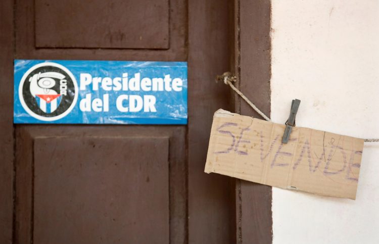 Fotografía a la fachada de una vivienda con cartel de "se vende", el 11 de julio de 2021, en La Habana (Cuba). Foto: EFE/Yander Zamora.