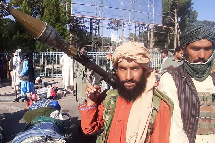 Un combatiente talibán en Herat, la tercera ciudad más grande de Afganistán, después de la retirada de las fuerzas gubernamentales. Foto: NBC.