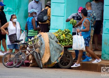 Vendedor ambulante de viandas en la Calle Infanta durante la pandemia. Foto: Otmaro Rodríguez/Archivo OnCuba.
