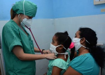 Atención a niños convalecientes de la COVID-19 en el Hospital Pediátrico Universitario Paquito González Cueto, en Cienfuegos, Cuba. Foto: Modesto Guitiérrez / ACN / Archivo.