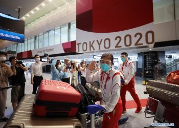 Liu Shiwen del equipo chino de tenis de mesa, llega al aeropuerto de Narita en Tokio, Japón. Foto de Cao Can/Xinhua/Archivo.