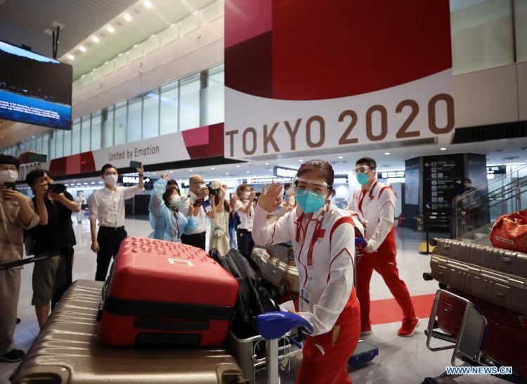 Liu Shiwen del equipo chino de tenis de mesa, llega al aeropuerto de Narita en Tokio, Japón. Foto de Cao Can/Xinhua/Archivo.