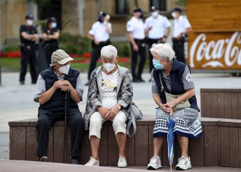 Tres ancianos usan mascarillas como medida preventiva ante la COVID-19. Foto: Juan Herrero / EFE / Archivo.