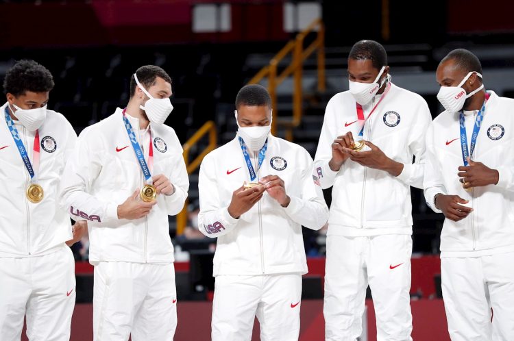 Jugadores del equipo de baloncesto de EE.UU., campeones de los Juegos Olímpicos de Tokio, durante la ceremonia de premiación en la Saitama Super Arena, el 7 de agosto de 2021. Foto: Kiyoshi Ota / EFE.