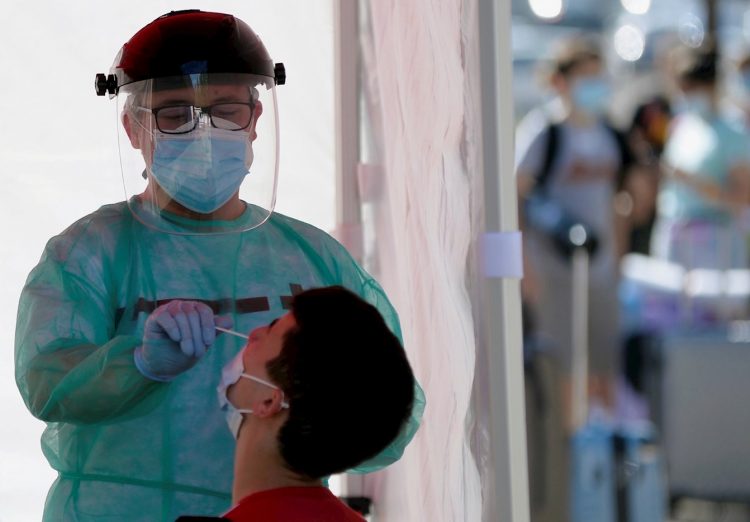 Toma de una muestra para una prueba de PCR para la detección del coronavirus. Foto: EFE / Archivo.