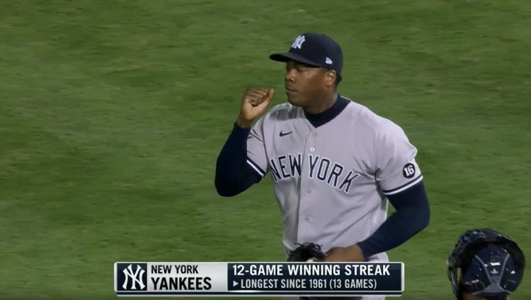 Chapman al finalizar el juego que le hizo merecedor del juego ganado número 300. Fotos: captura de pantalla de la transmisión por www.mlb.com