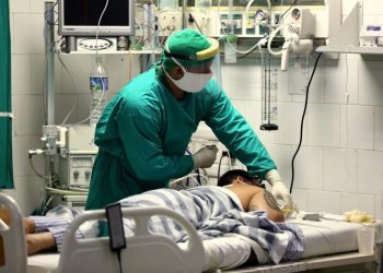 Un profesional de la Salud atiende a un paciente de la COVID-19 en Cuba. Foto: Minsap / Archivo.