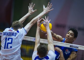 Momento del partido entre Cuba y Rusia, ganado por los rusos 3-0, en los octavos de final del Campeonato Mundial Sub-19 de voleibol masculino con sede en Irán. Foto: volleyballworld.com