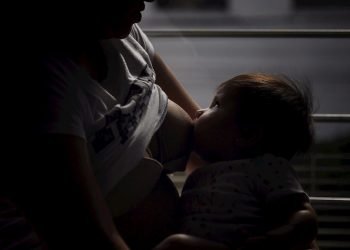 Una mujer amamanta a su hijo, en la Ciudad de México. Foto: Sáshenka Gutiérrez / EFE / Archivo.