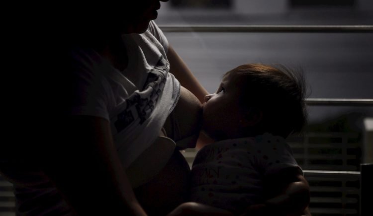 Una mujer amamanta a su hijo, en la Ciudad de México. Foto: Sáshenka Gutiérrez / EFE / Archivo.