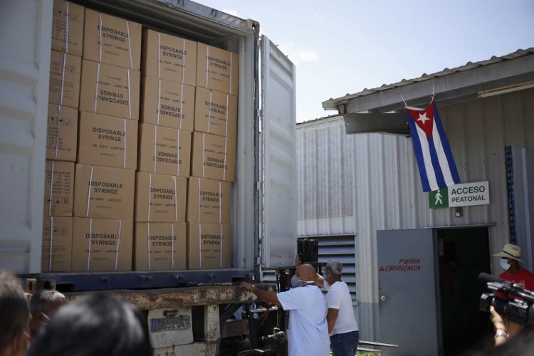 Recepción de jeringuillas donadas por la Red Canadiense de Solidaridad con Cuba, en la Empresa de Suministros Médicos (Emsume). La Habana, 17 de agosto de 2021.  FOTO: Ariel LEY ROYERO/ACN.