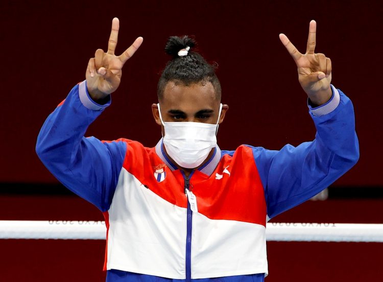 Arlen López se convirtió en el décimo boxeador cubano con al menos dos títulos en Juegos Olímpicos. Foto: Rungroj Yongrit/EFE.