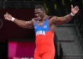 El luchador cubano Mijaín López celebra la victoria en la pelea por la medalla de oro en los Juegos Olímpicos de Tokio contra el georgiano Iakobi Kajaia. Foto: EFE / Archivo.