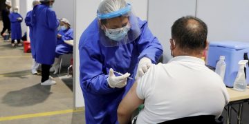 Un hombre recibe una dosis de una vacuna contra la COVID-19 en los Estados Unidos. Foto: Carlos Ortega / EFE / Archivo.