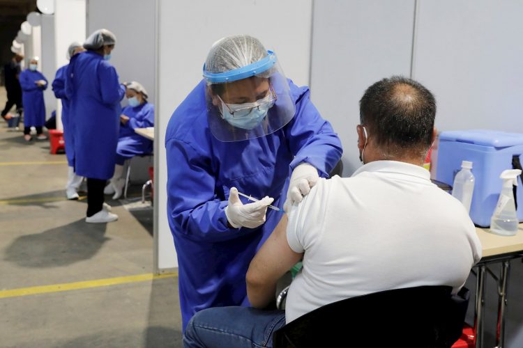 Un hombre recibe una dosis de una vacuna contra la COVID-19 en los Estados Unidos. Foto: Carlos Ortega / EFE / Archivo.