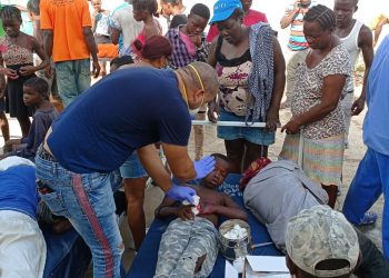 Miembros de la brigada médica cubana en Haití atienden a lesionados por el terremoto de magnitud 7,2 ocurrido en el país caribeño el 14 de agosto de 2021. Foto: Brigada médica cubana en Haití vía Centro de Prensa Internacional (CPI) de Cuba.