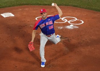 El lanzador cubano Raúl Valdés conquistó la medalla de bronce olímpica con República Dominicana. Foto: WBSC.