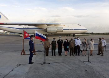 Avión con ayuda humanitaria de Rusia a Cuba. Foto: EmbRusCuba/Twitter.