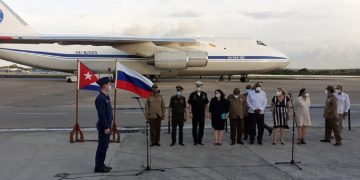 Avión con ayuda humanitaria de Rusia a Cuba. Foto: EmbRusCuba/Twitter.