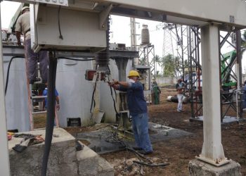 Trabajadores de la unión Eléctrica de Cuba durante reparaciones. Foto: facebook.com/UnionElectricaOficinaCentral/Archivo.