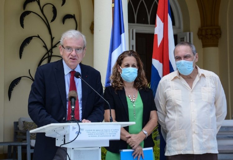 Intervención de Patrice Paoli, embajador de Francia en Cuba, durante el acto donde Francia apoya al Instituto Finlay de Vacunas con financiamiento para reforzar capacidades de producción de vacunas contra la meningitis y la neumonía, en La Habana, el 22 de septiembre de 2021.
ACN Foto: Marcelino Vazquez Hernández/Acn