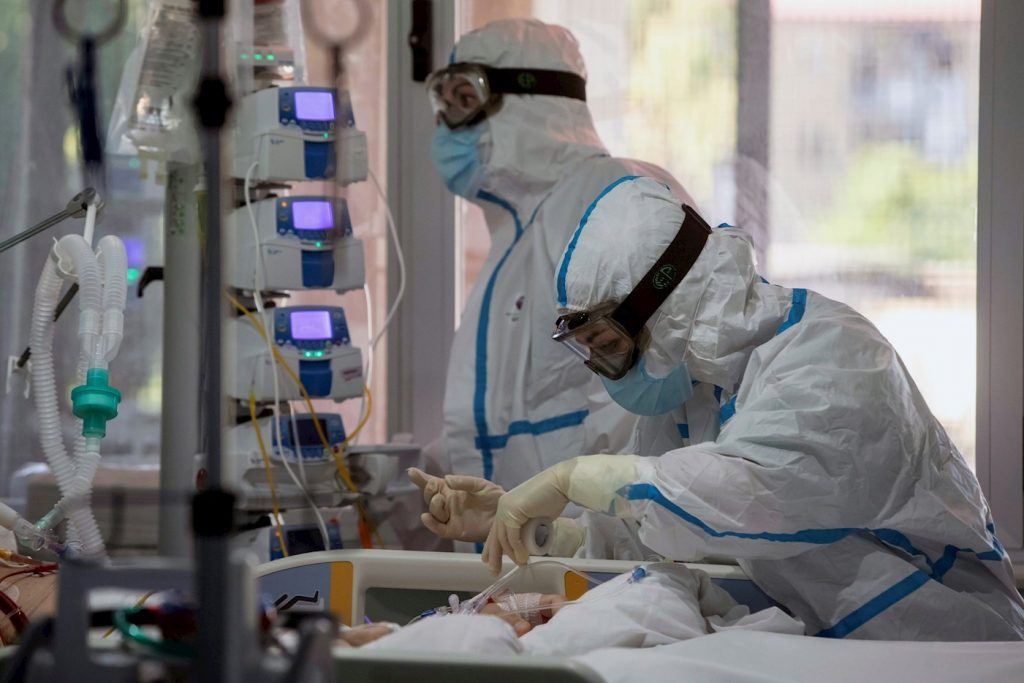 Dos enfermeras atienden a un paciente de COVID-19 en la unidad de cuidados intensivos del hospital Virgen de la Arrixaca, en Murcia, España. Foto: Marcial Guillén / EFE / Archivo.te de COVID-19 en la unidad de cuidados intensivos de un hospital en Murcia, España. Foto: Marcial Guillén / EFE / Archivo.