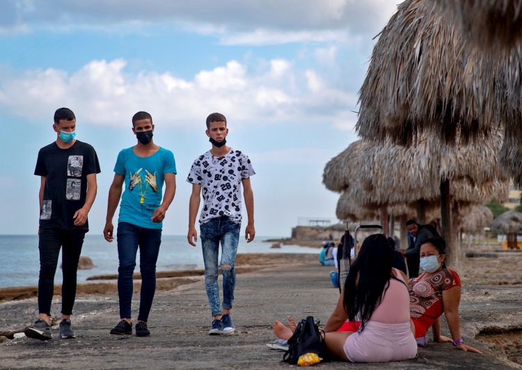 Un grupo de jóvenes en el paseo marítimo del municipio Playa, tras el inicio de la desescalada en La Habana. Foto: Yander Zamora / EFE.