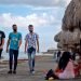 Un grupo de jóvenes en el paseo marítimo del municipio Playa, tras el inicio de la desescalada en La Habana. Foto: Yander Zamora / EFE.